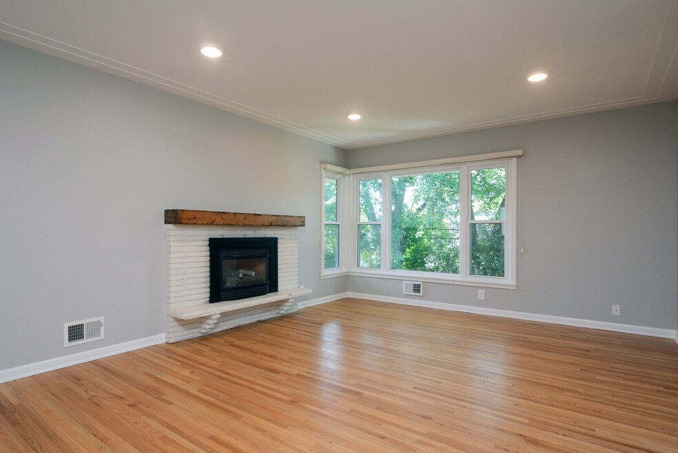 Bright open Living Room - 5206 Grandview Ln