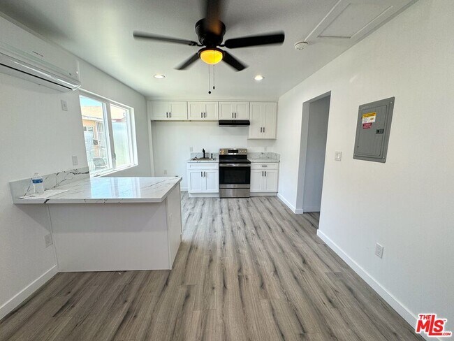 Building Photo - 841 W 64th St