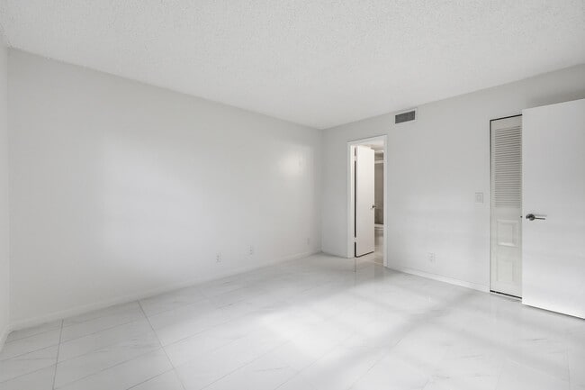 Building Photo - 4700 Lucerne Lakes Blvd W