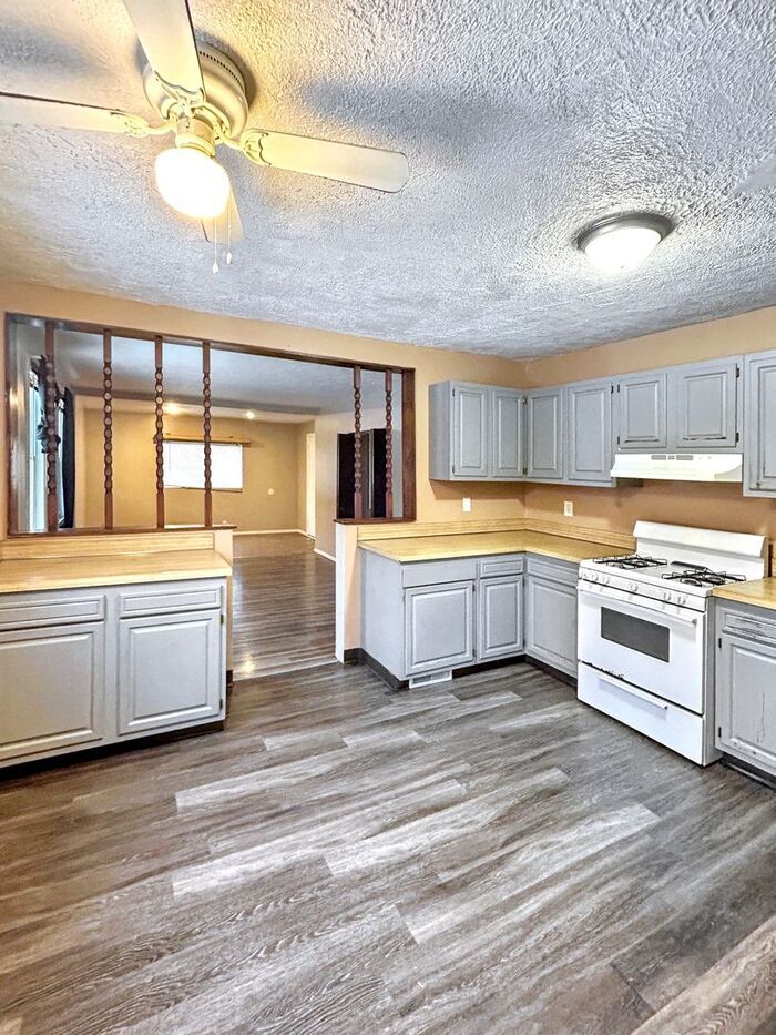Building Photo - 16100 Saranac Rd