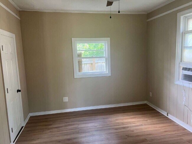 Building Photo - Recently Renovated Freestanding Unit in Tr...
