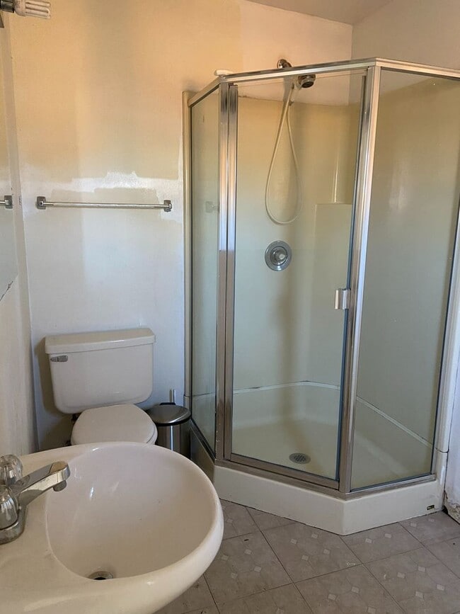 Building Photo - House with Charm, 2/1 with large garage and bonus room & bathroom