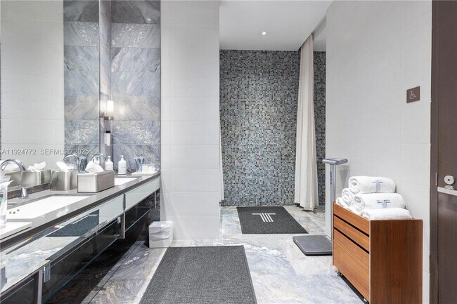 Building Photo - 2711 S Ocean Dr