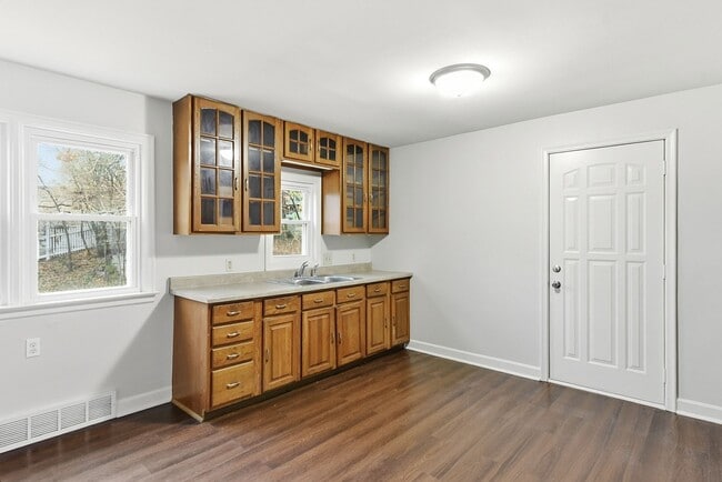 Building Photo - Spacious Three Bedroom!