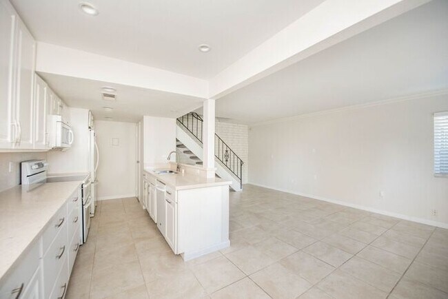 Building Photo - Huntington Beach Townhouse