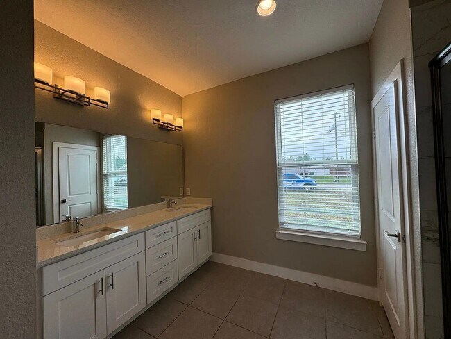 Building Photo - Beautiful New 3-Bedroom Home with Spacious Layout & 2-Car Garage in Poinciana Villages