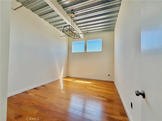 Building Photo - 312 W 5th St