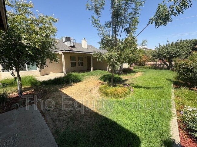 Building Photo - 3645 E Vista Dr