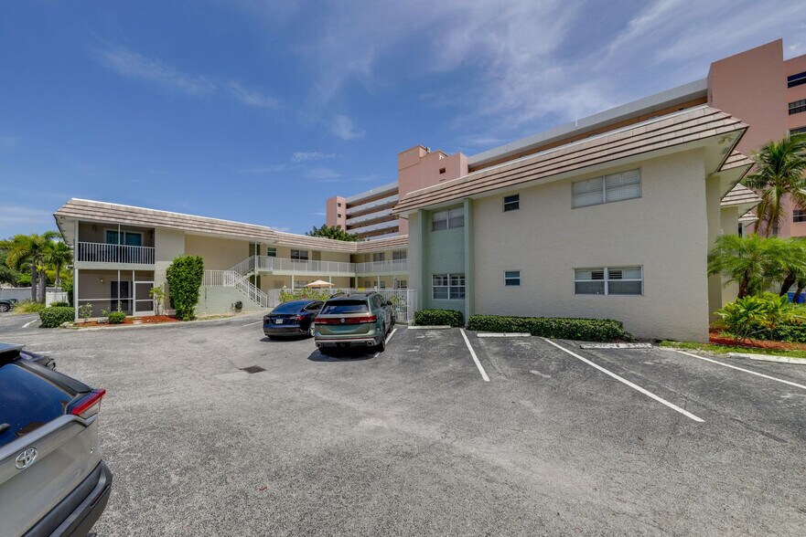Building Photo - 1450 N Riverside Dr