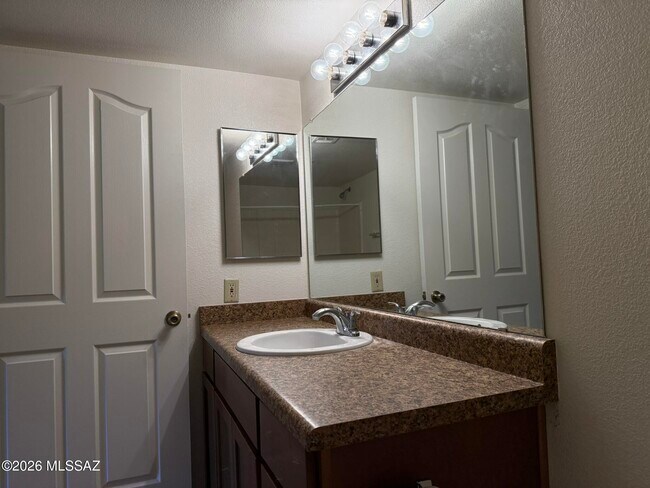 Building Photo - 5751 N Kolb Rd