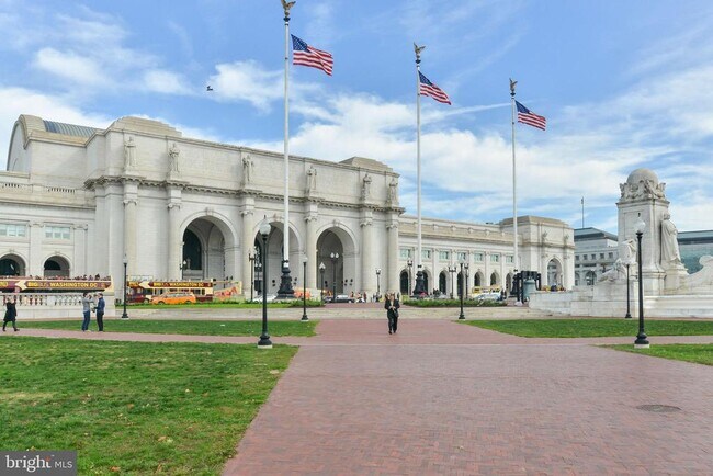 Building Photo - 1027 6th St NE