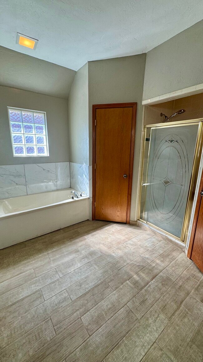 Building Photo - 322 Pinehurst Dr