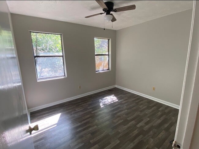 Building Photo - 3 bedroom with 2 bath brick home located i...