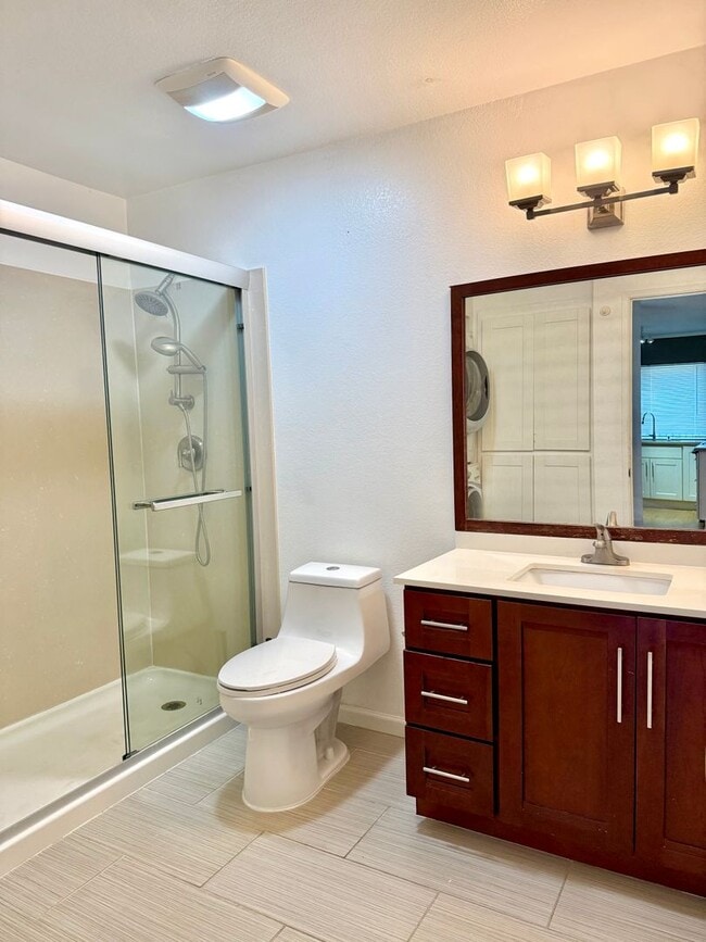 Building Photo - $2,190 / 1 BEDROOM CONDO - PRIME LOCATION! $500 Off 1st Payment!