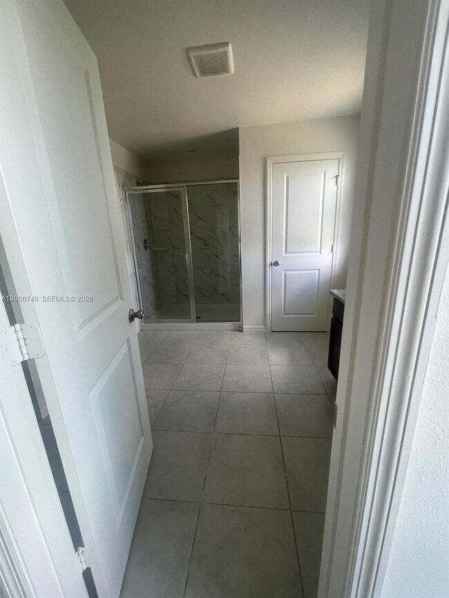 Building Photo - 594 Preserve Pointe Blvd