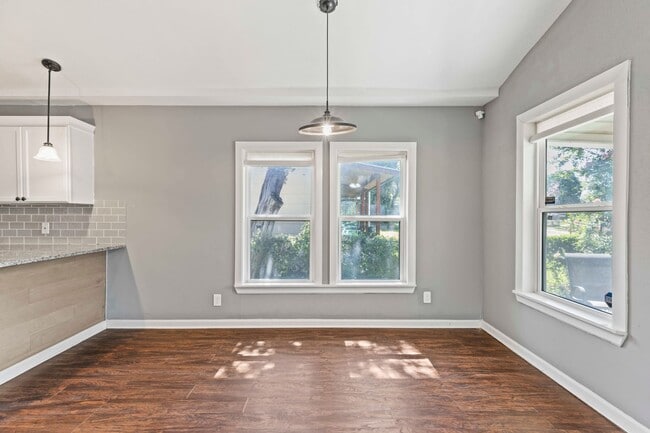 Building Photo - Fully renovated home close to downtown