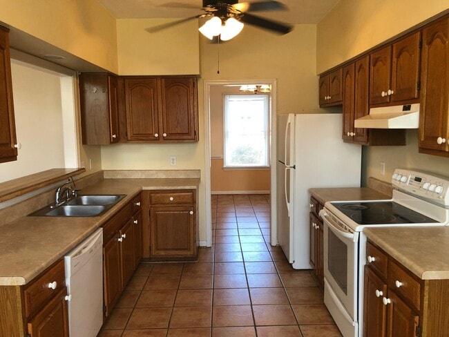 Building Photo - Lovely Ranch in Grassfield School District!