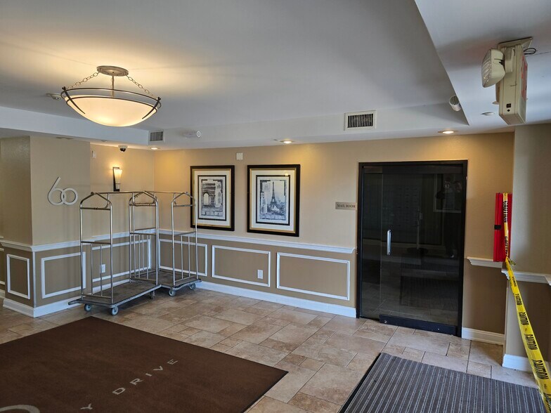 Building Photo - 60 Parkway Dr E