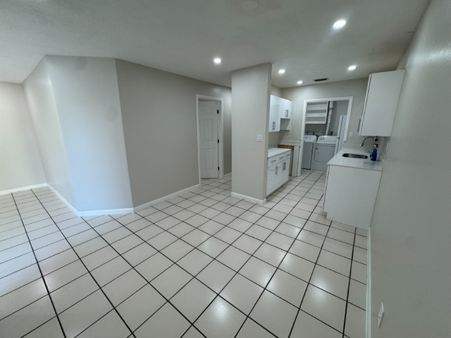 Building Photo - 933 SW 16th Pl