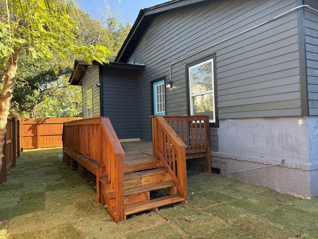 Building Photo - 728 W 39th St