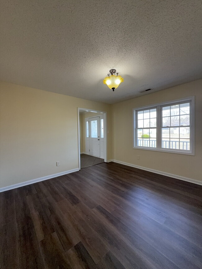 Building Photo - Three Bedroom Two and Half Full Bathroom R...