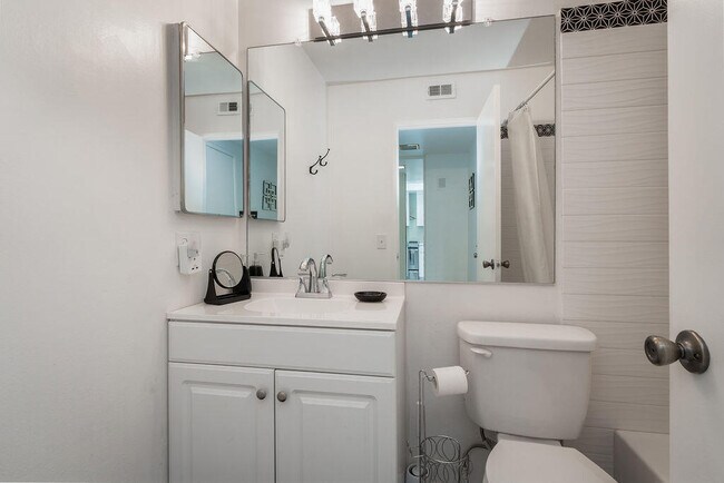Building Photo - 689 N Majorca Cir
