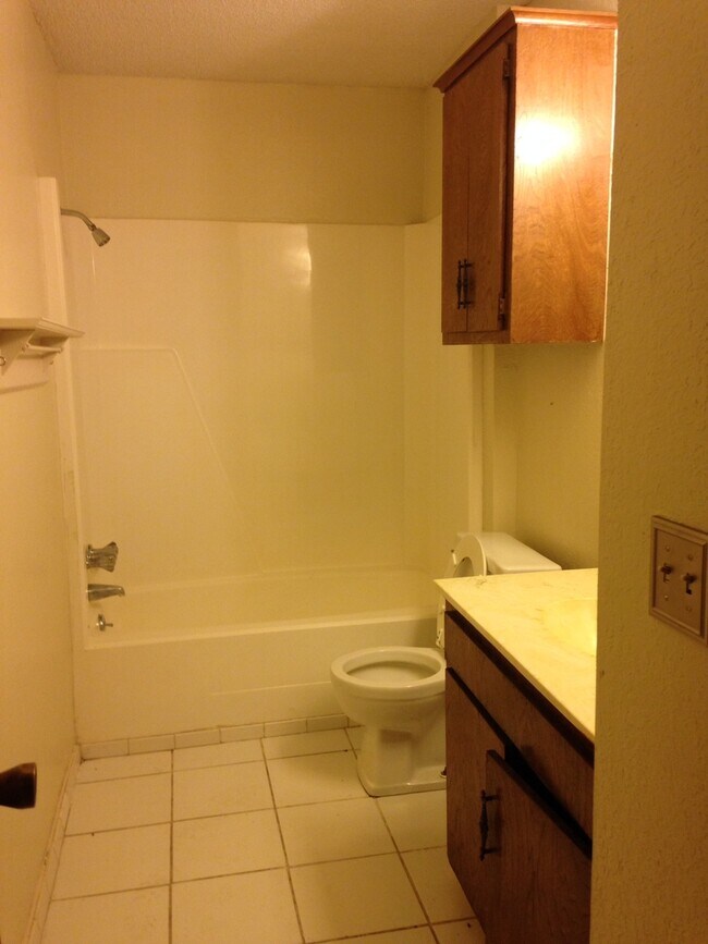 Building Photo - A 3 bed, 2 bath Duplex in Broken Arrow