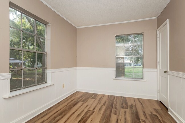 Building Photo - Cute 2 Bedroom Home