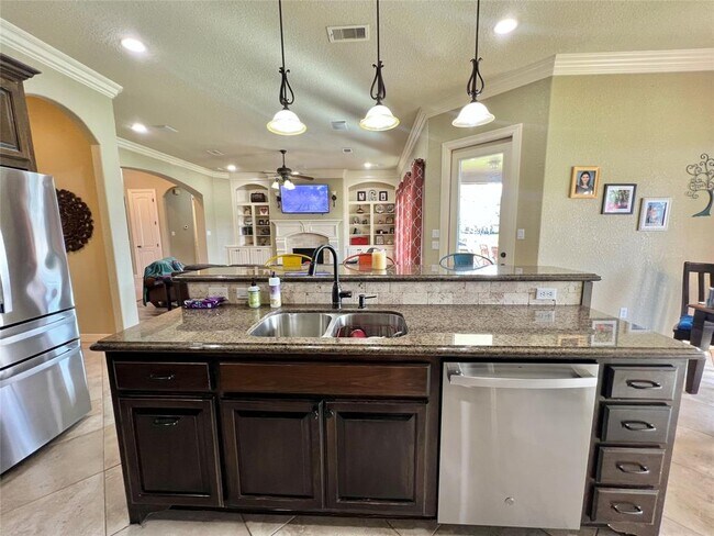Building Photo - 1017 Southern Oaks Dr