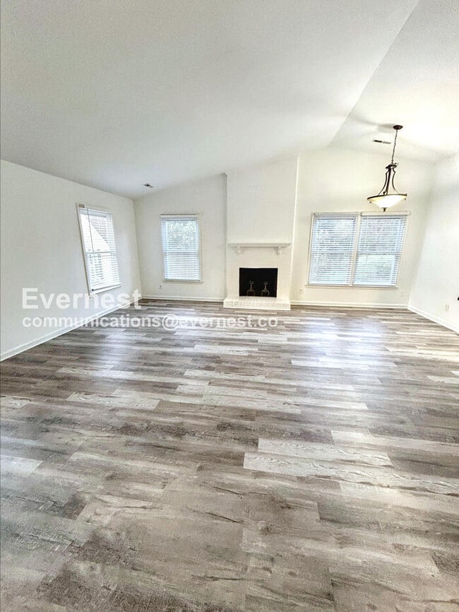 Building Photo - Limited Time Special Offer / 3 Bed/2 Bath Home with Off-Street Parking / Pet-Friendly / Available...