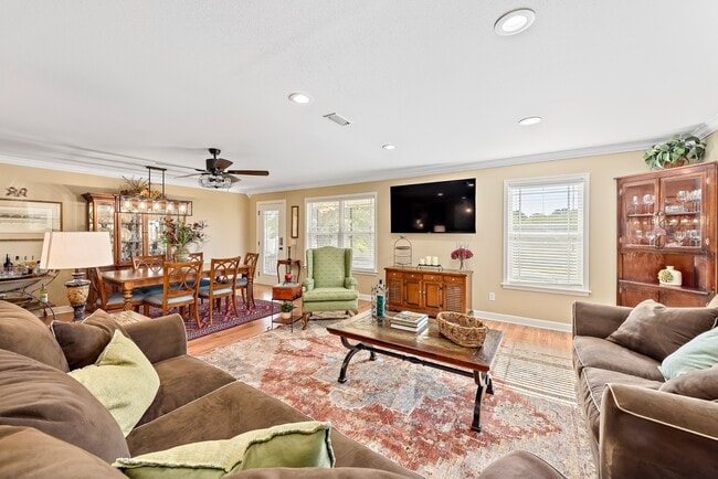 Building Photo - 304 Squirrel Hollow