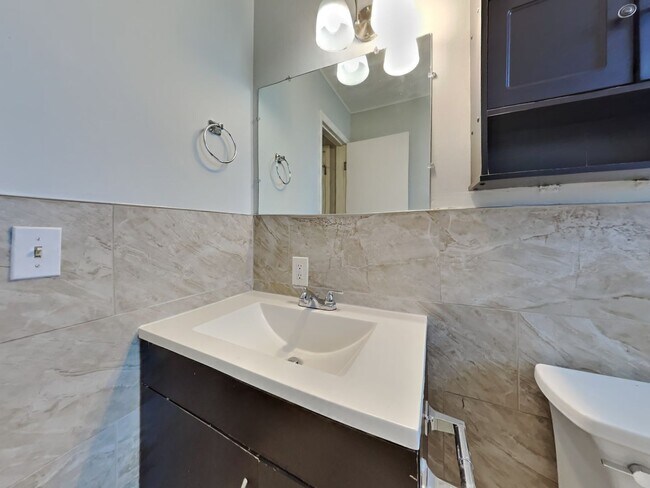 Building Photo - Charming 4-Bed Home in Kansas City with Garage Parking