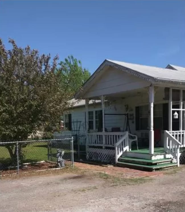 Building Photo - 5 Bedroom Home Near Down Town Tulsa