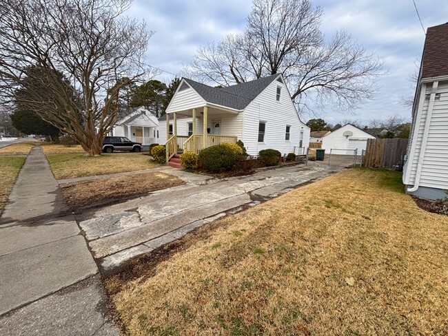 Building Photo - RENOVATED 4 BEDROOM/2 BATH HOME FOR RENT!!!