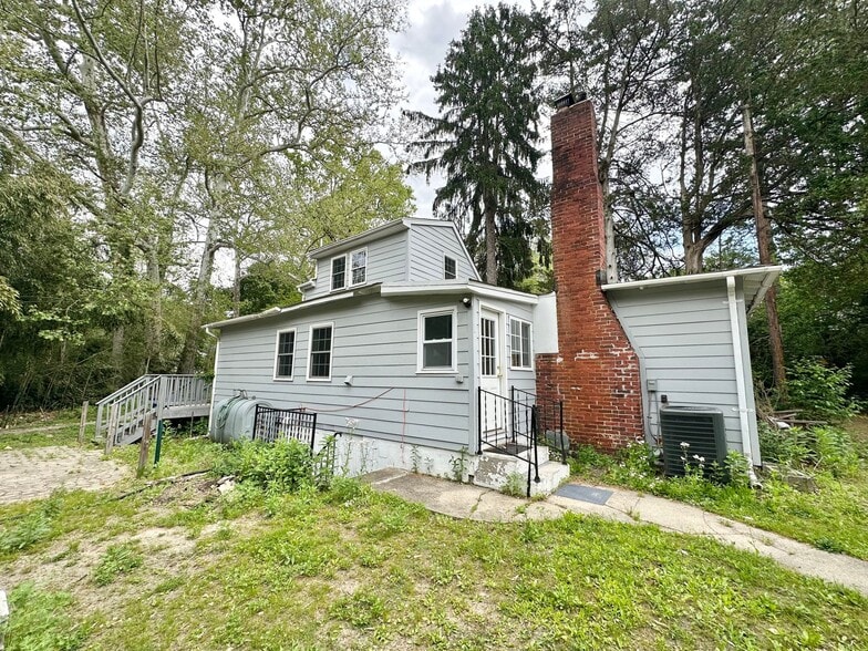 Building Photo - 381 Sumach St