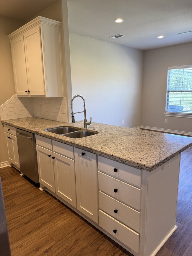 Building Photo - 5670 Shadowbend Cir N