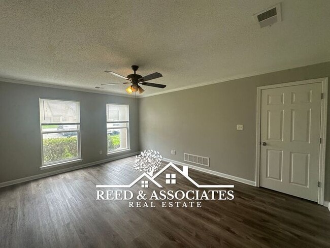 Building Photo - 2-Story Home Located in Quiet Cove!