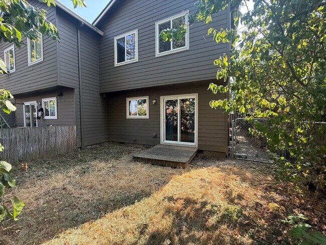 Building Photo - 683 SE 197th Ave