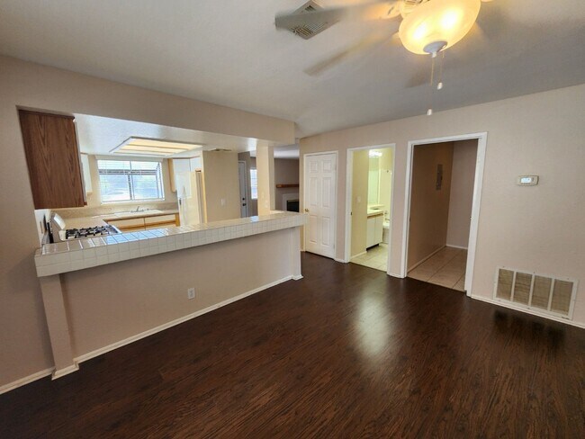 Building Photo - Lovely 2 Bed 2 Bath Downstairs Condo in Gr...