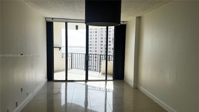 Building Photo - 520 Brickell Key Dr