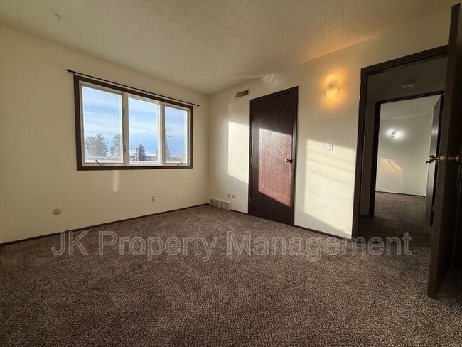 Building Photo - 2300 14th Ave S