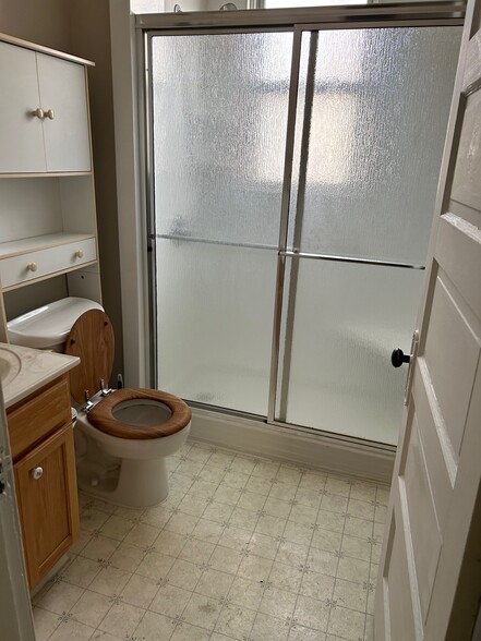 Walk in shower - 3981 Davis Ave