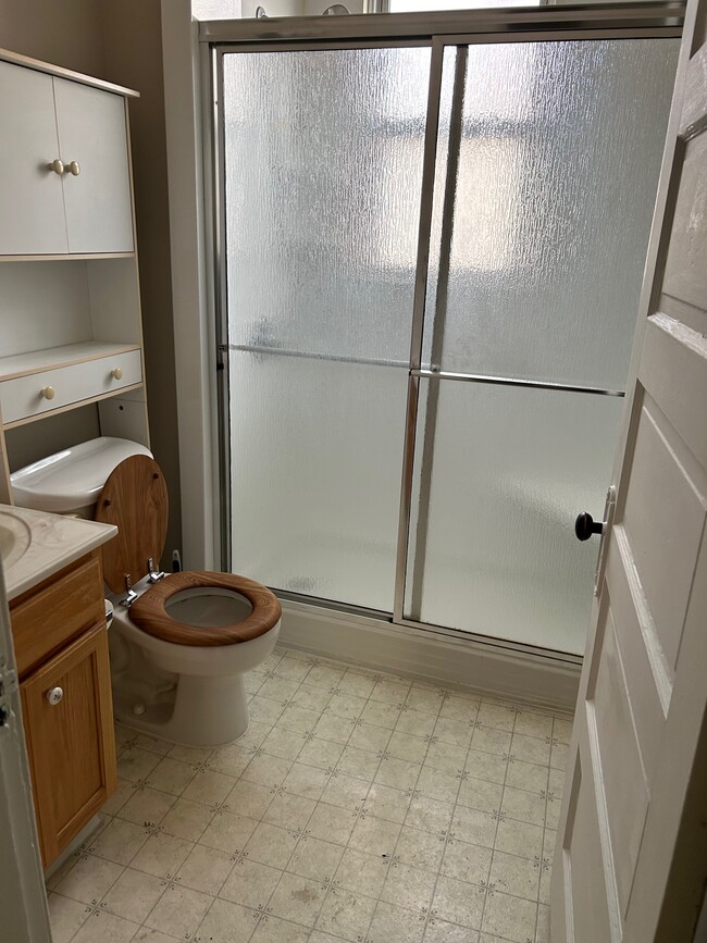 Walk in shower - 3981 Davis Ave