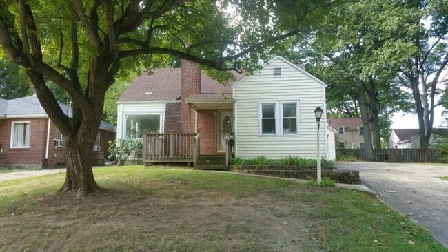 Building Photo - 146 S Main St