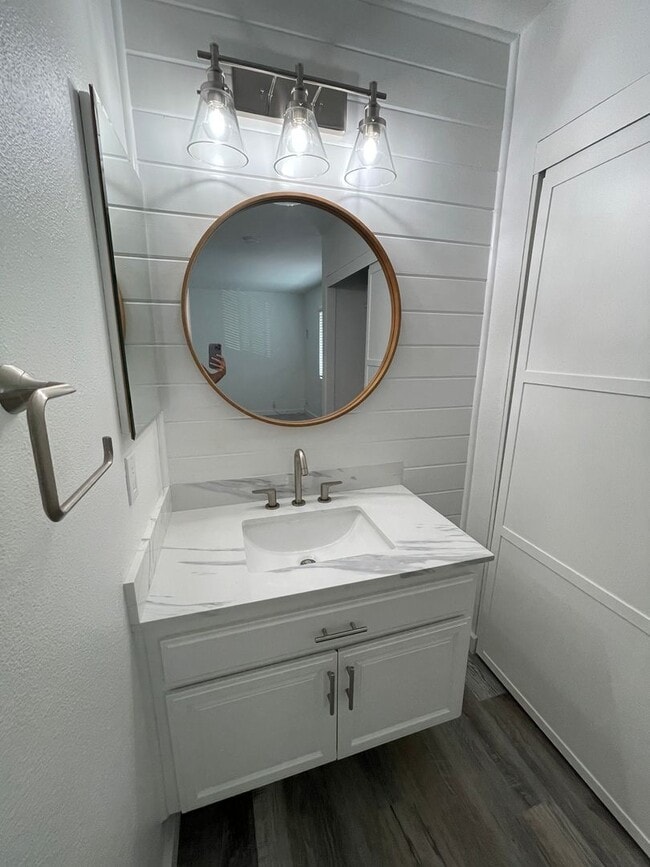 Building Photo - Super Quaint Gated Community - 2BR/1.5 Bath