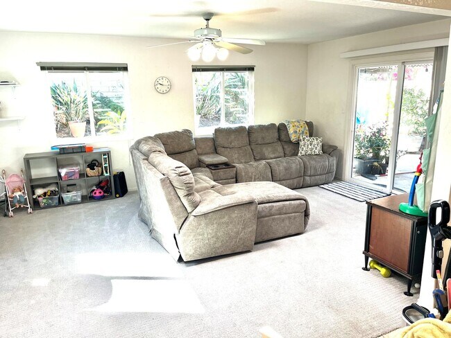 Building Photo - Updated 3 Bed / 2 Bath in Sabre Springs!!