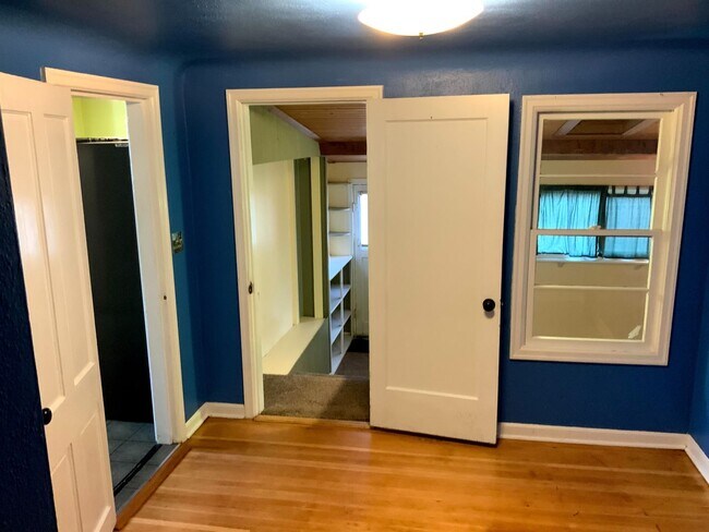 Building Photo - 4 Bedroom, 1.5 Bath House