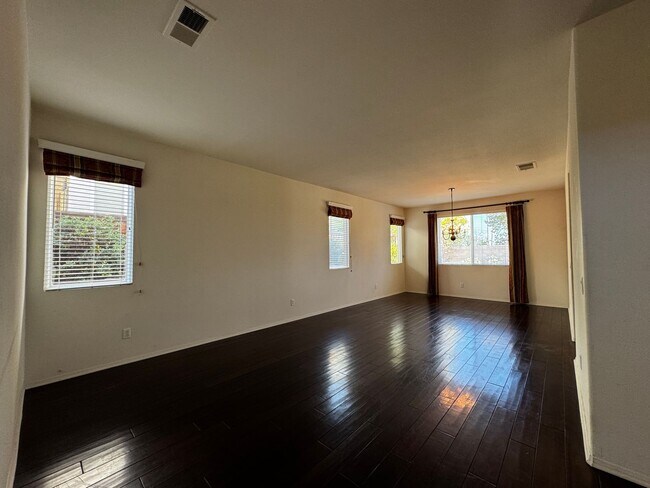 Building Photo - Spacious Temecula House with Bedroom and Bathroom on first floor!
