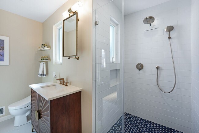 Building Photo - 5128 Linnean Terrace NW