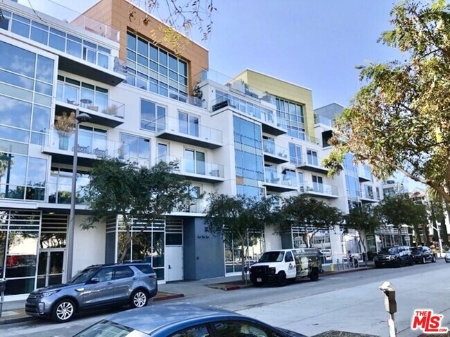 Building Photo - 1705 Ocean Ave